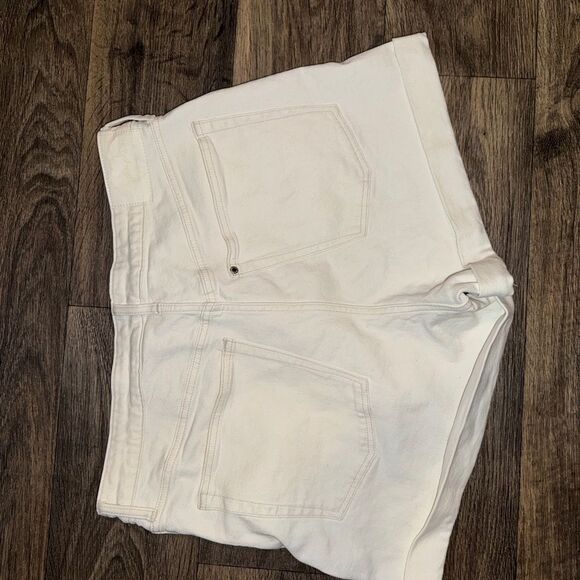 Women's Cream mom Shorts - Picture 4 of 6